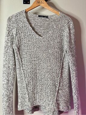 RDI Marled Gray and White V-Neck Knit Sweater